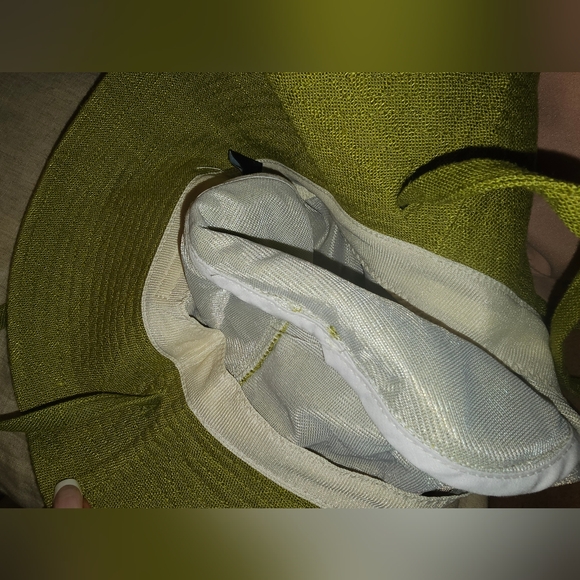 Beautiful Green Bucket Hat Gently Used - Picture 10 of 14